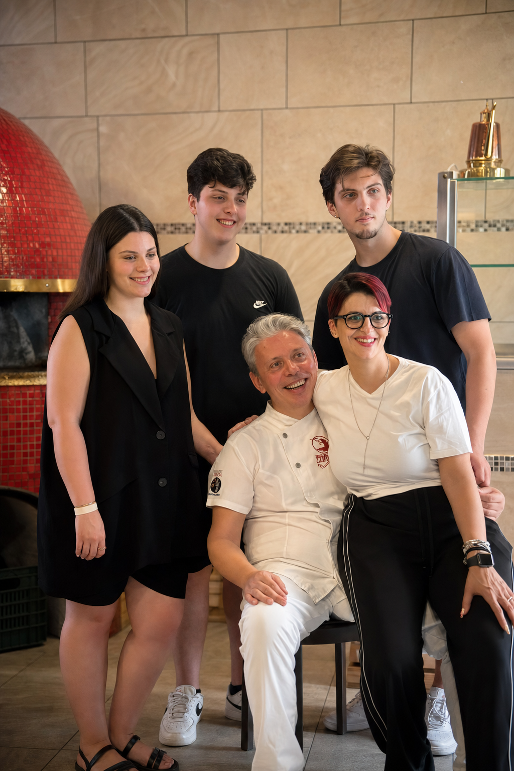 La famiglia Esposito oggi nella pizzeria Carmnella